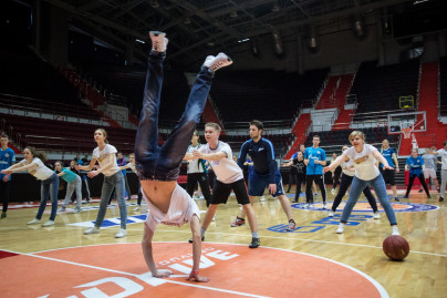 Утренняя зарядка для болельщиков из Студенческой лиги «Зенита» в рамках марафона «90 добрых дел»
