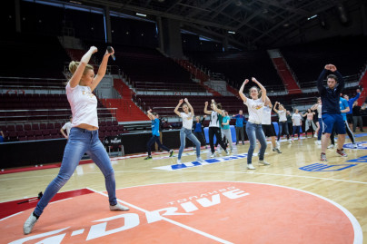 Утренняя зарядка для болельщиков из Студенческой лиги «Зенита» в рамках марафона «90 добрых дел»