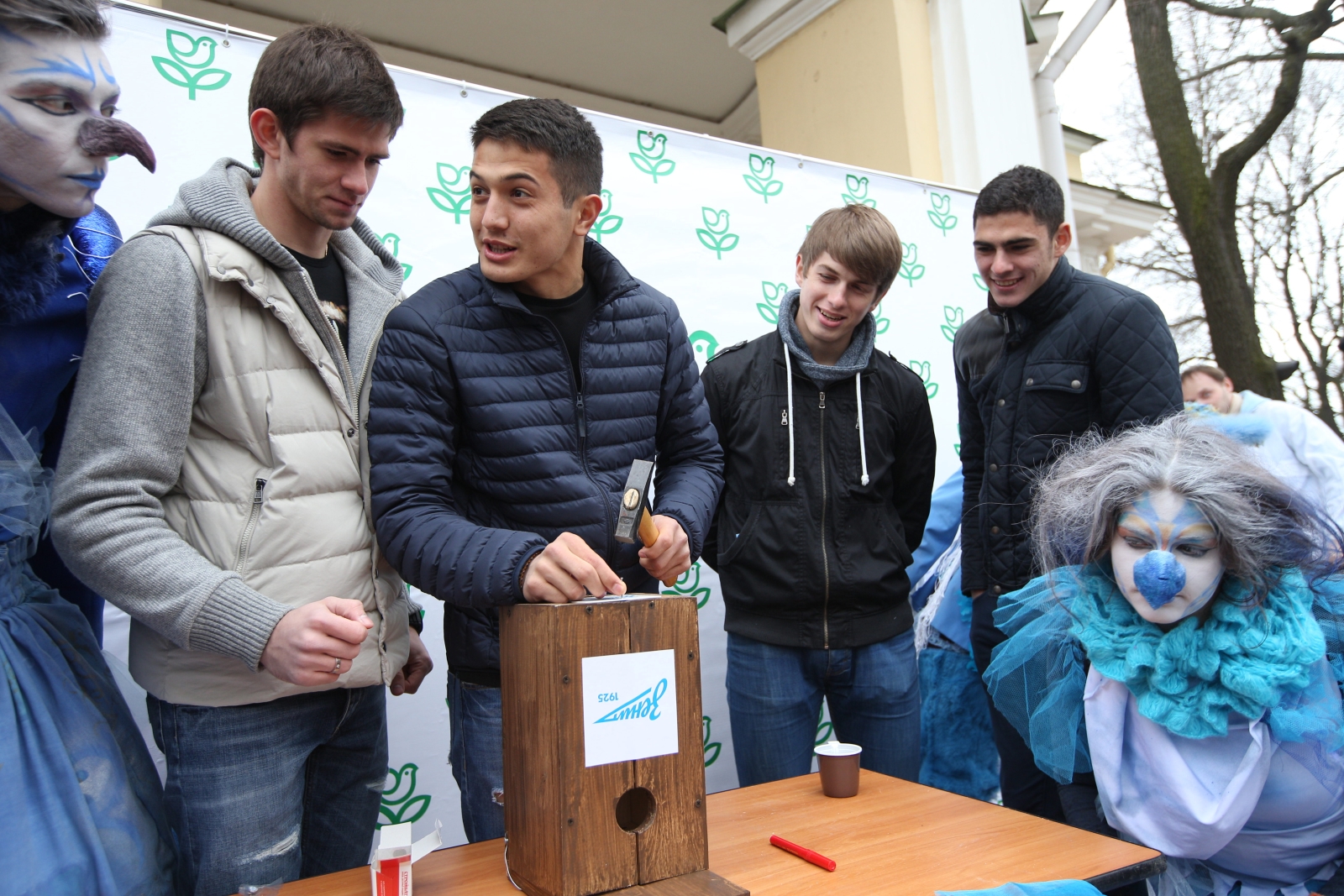 90 добрых дел: зенитовцы повесили скворечники в Михайловском саду