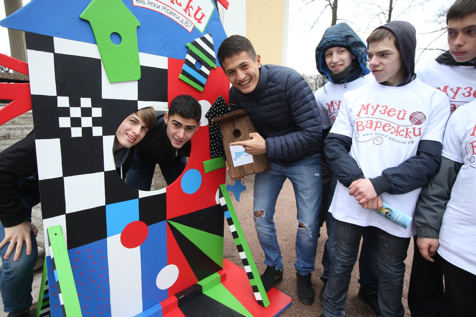 90 добрых дел: зенитовцы повесили скворечники в Михайловском саду