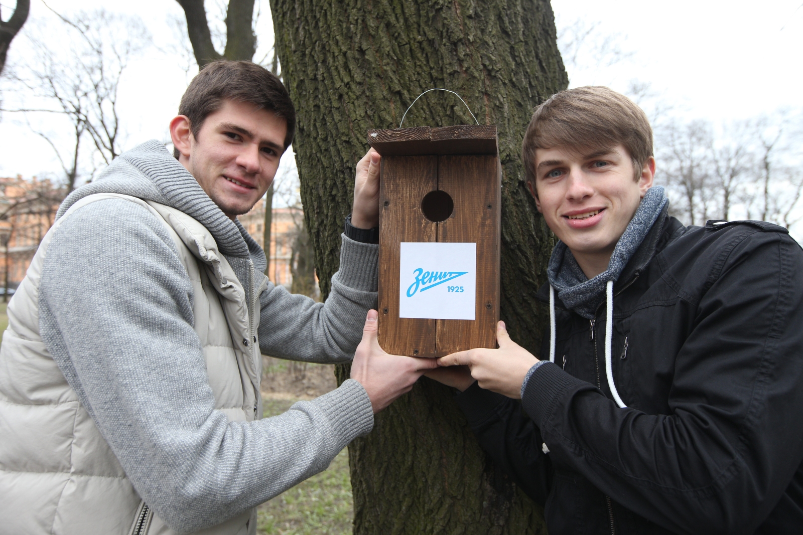 90 добрых дел: зенитовцы повесили скворечники в Михайловском саду