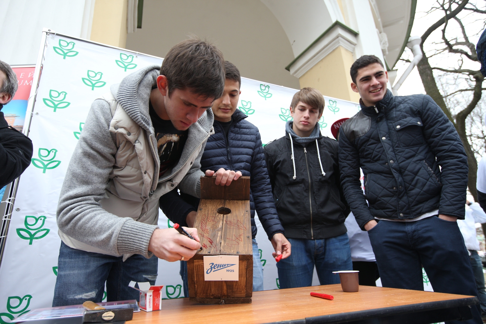 90 добрых дел: зенитовцы повесили скворечники в Михайловском саду