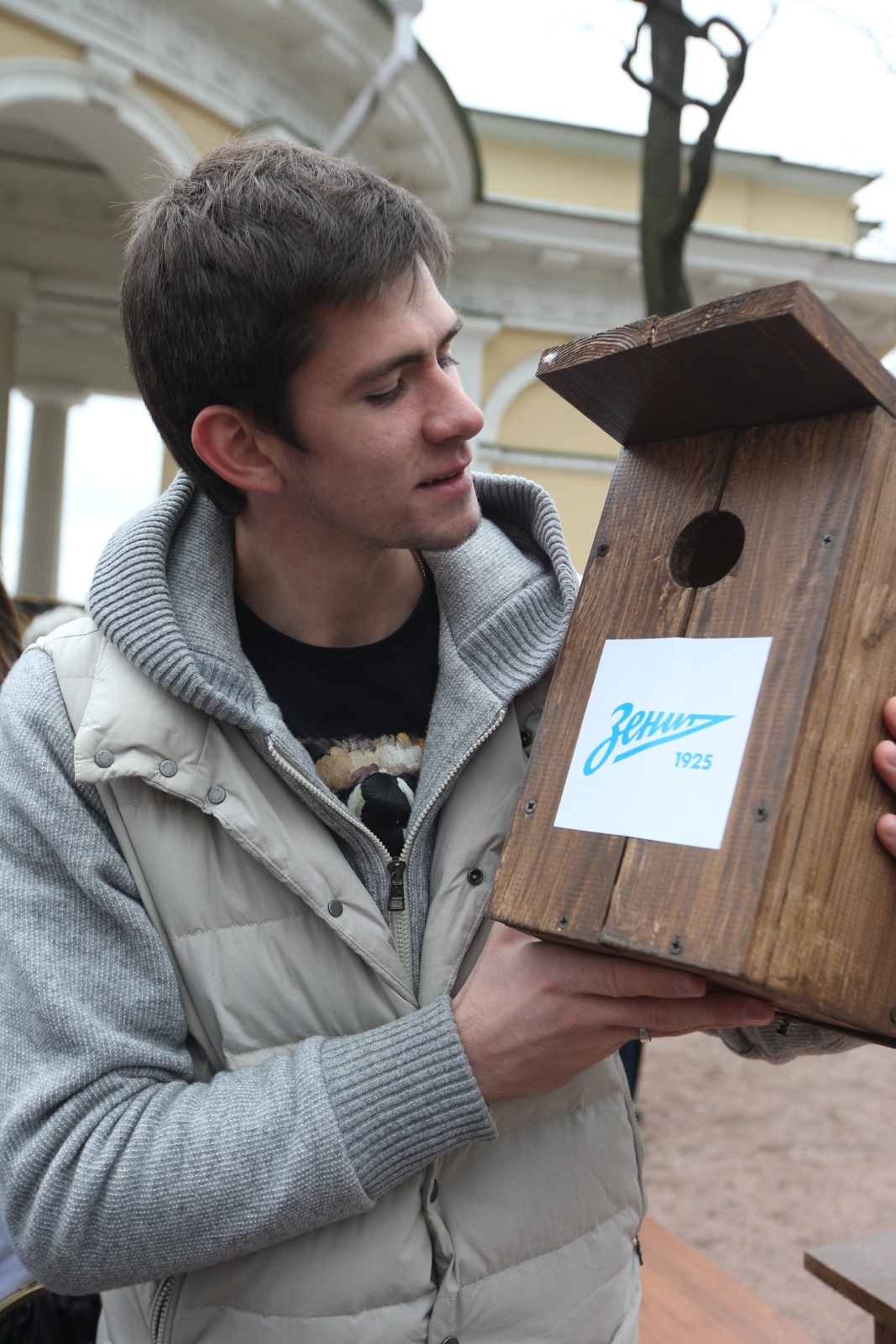 90 добрых дел: зенитовцы повесили скворечники в Михайловском саду