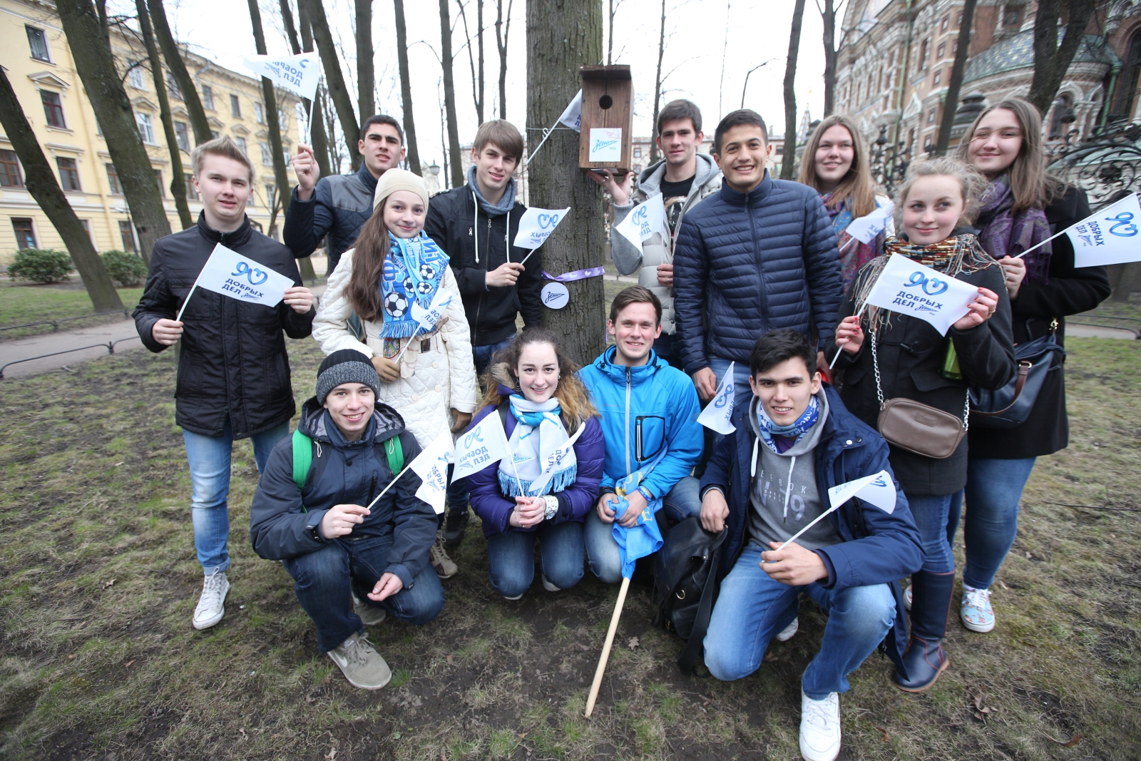 90 добрых дел: зенитовцы повесили скворечники в Михайловском саду