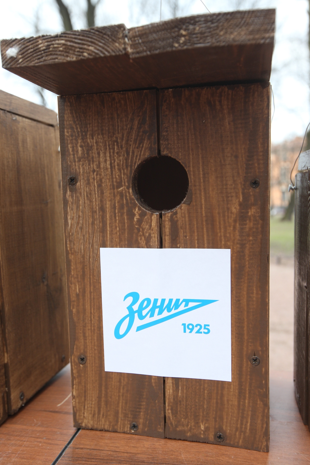 90 добрых дел: зенитовцы повесили скворечники в Михайловском саду