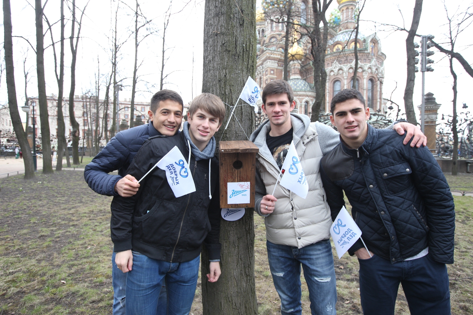 90 добрых дел: зенитовцы повесили скворечники в Михайловском саду