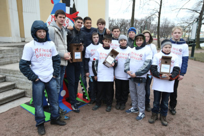 90 добрых дел: зенитовцы повесили скворечники в Михайловском саду