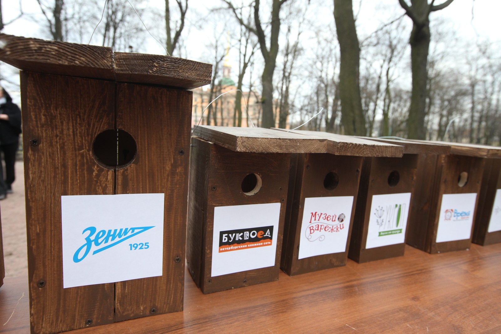 90 добрых дел: зенитовцы повесили скворечники в Михайловском саду