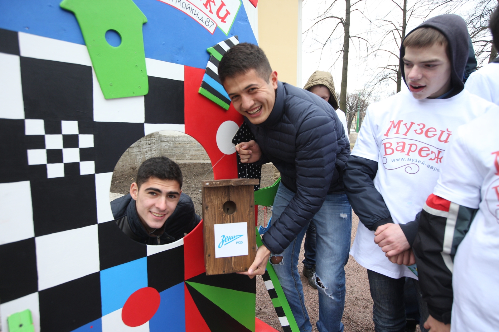90 добрых дел: зенитовцы повесили скворечники в Михайловском саду