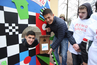 90 добрых дел: зенитовцы повесили скворечники в Михайловском саду