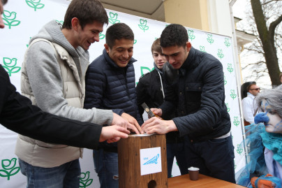 90 добрых дел: зенитовцы повесили скворечники в Михайловском саду