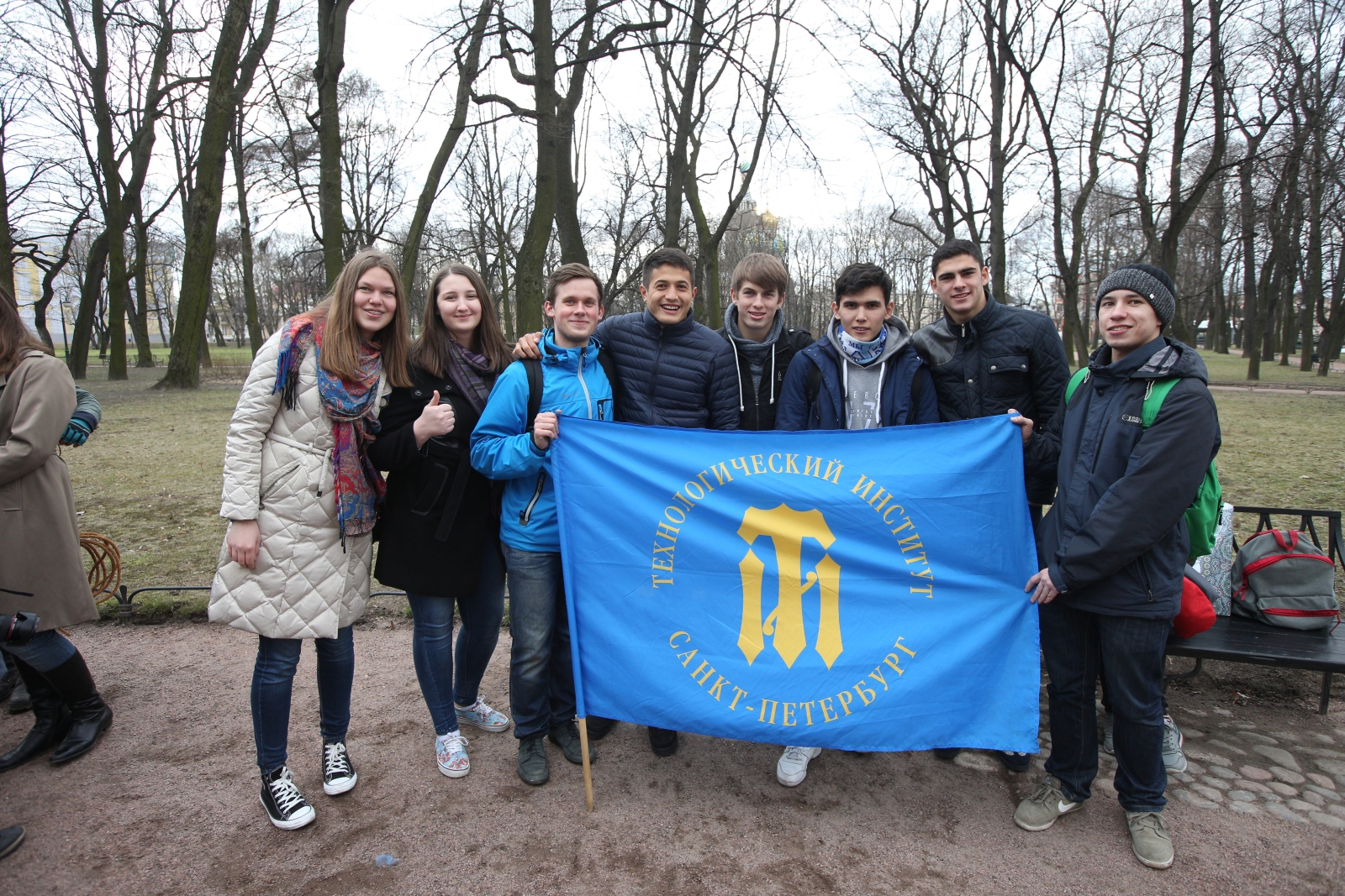 90 добрых дел: зенитовцы повесили скворечники в Михайловском саду