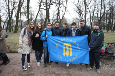 90 добрых дел: зенитовцы повесили скворечники в Михайловском саду