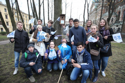 90 добрых дел: зенитовцы повесили скворечники в Михайловском саду