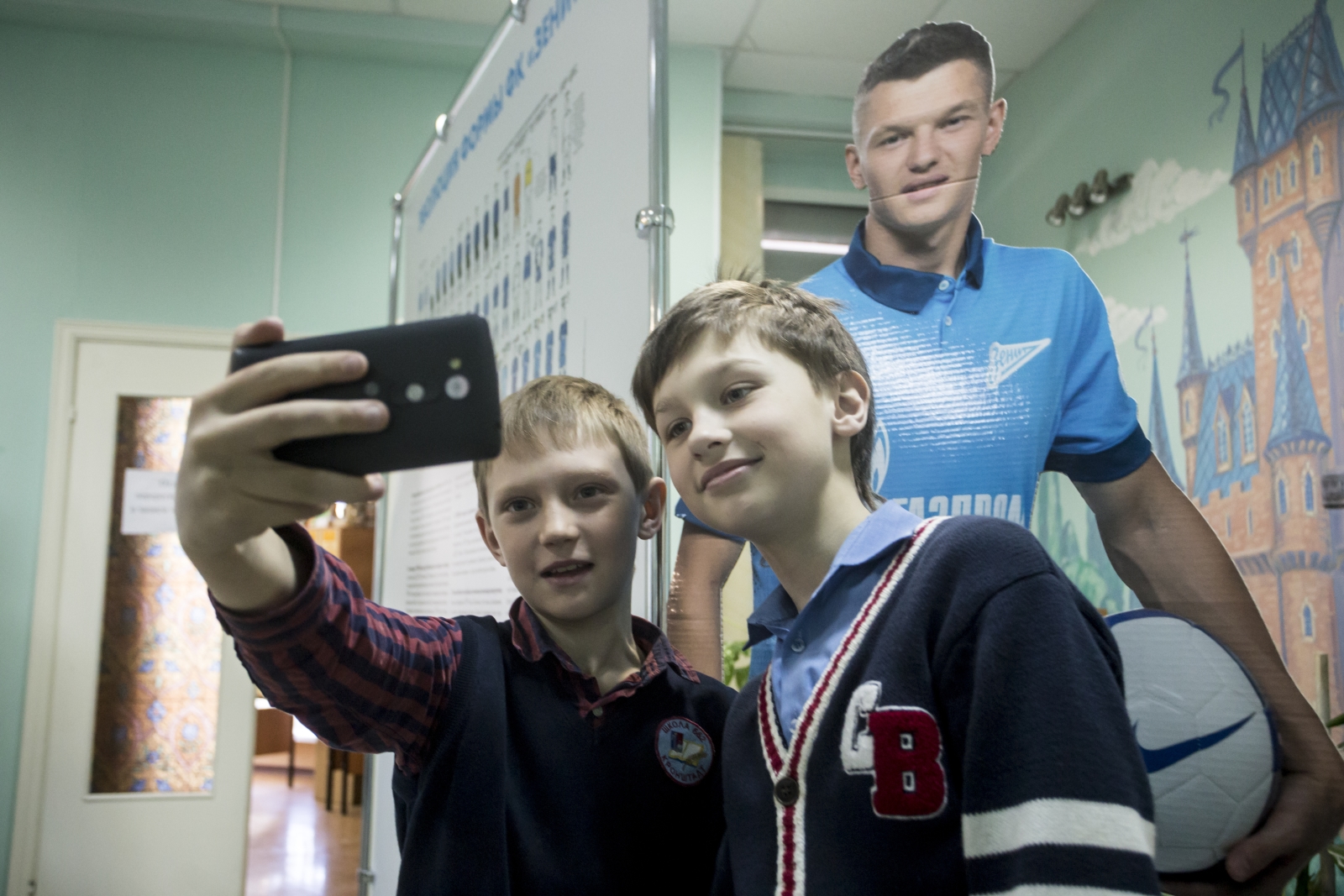 «90 добрых дел»: открытие выставки «Зенит. Городские легенды» в Детской библиотеке Кронштадта
