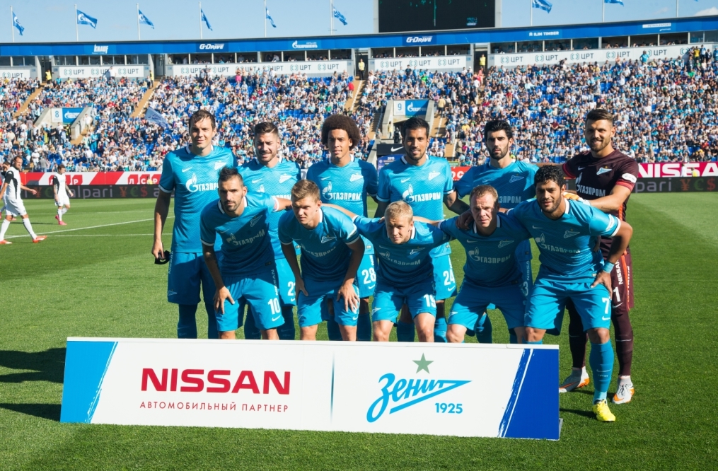 Предматчевое фотографирование  команды на фоне рекламного баннера Nissan