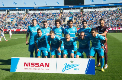 Предматчевое фотографирование  команды на фоне рекламного баннера Nissan