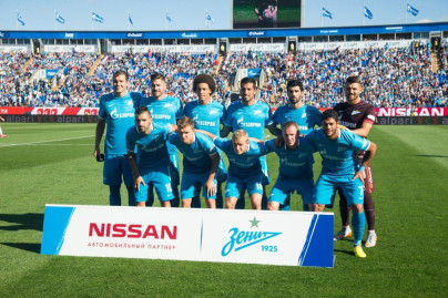 Предматчевое фотографирование  команды на фоне рекламного баннера Nissan