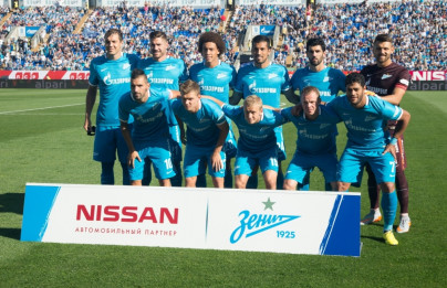 Предматчевое фотографирование  команды на фоне рекламного баннера Nissan