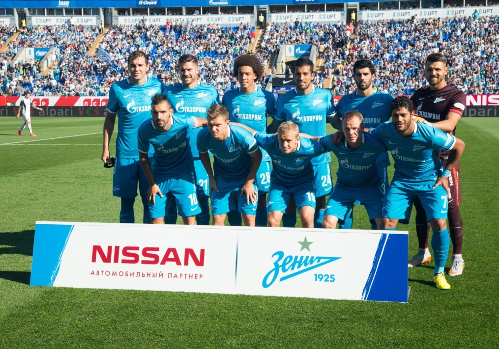 Команда ФК «Зенит» на фоне баннера Nissan