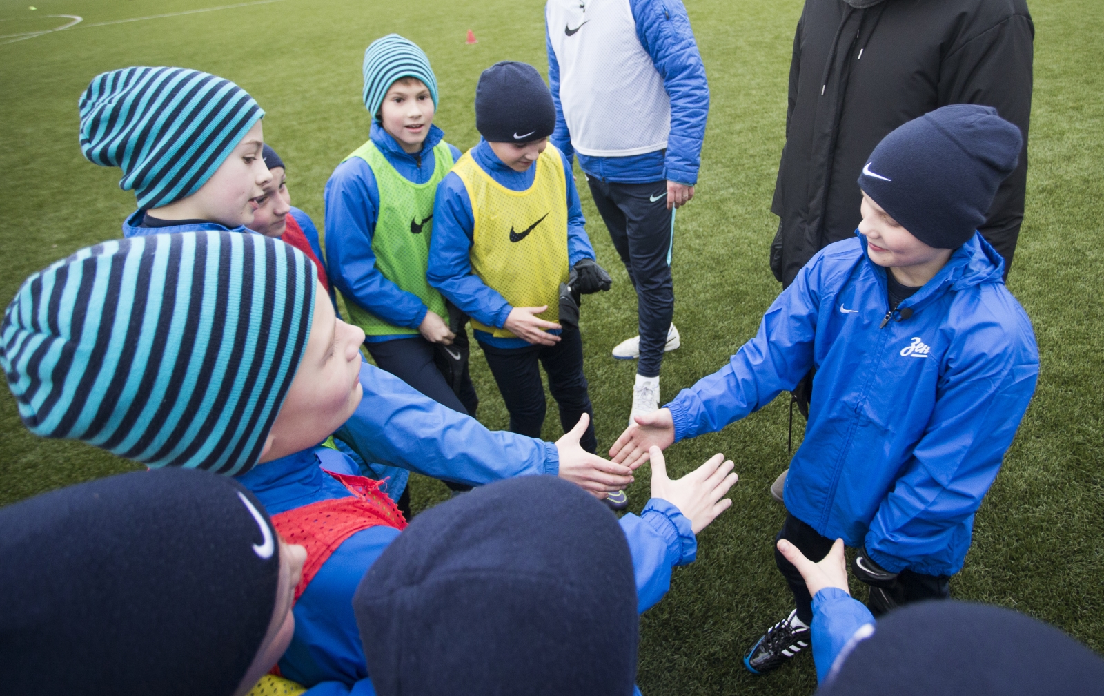 «Клуб добрых дел»: воспитанник детского дома Никита посетил тренировку юных «Зенитовцев»