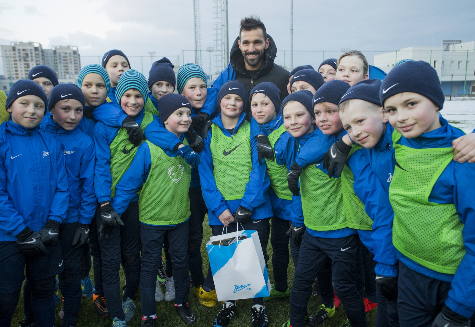 «Клуб добрых дел»: воспитанник детского дома Никита посетил тренировку юных «Зенитовцев»