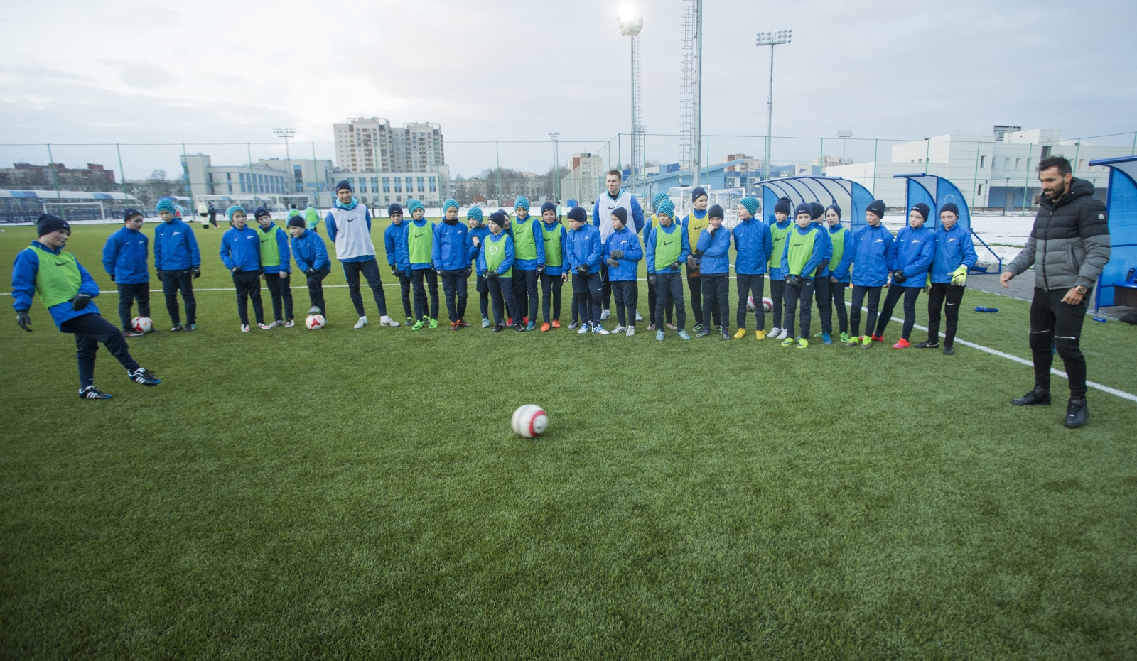 «Клуб добрых дел»: воспитанник детского дома Никита посетил тренировку юных «Зенитовцев»