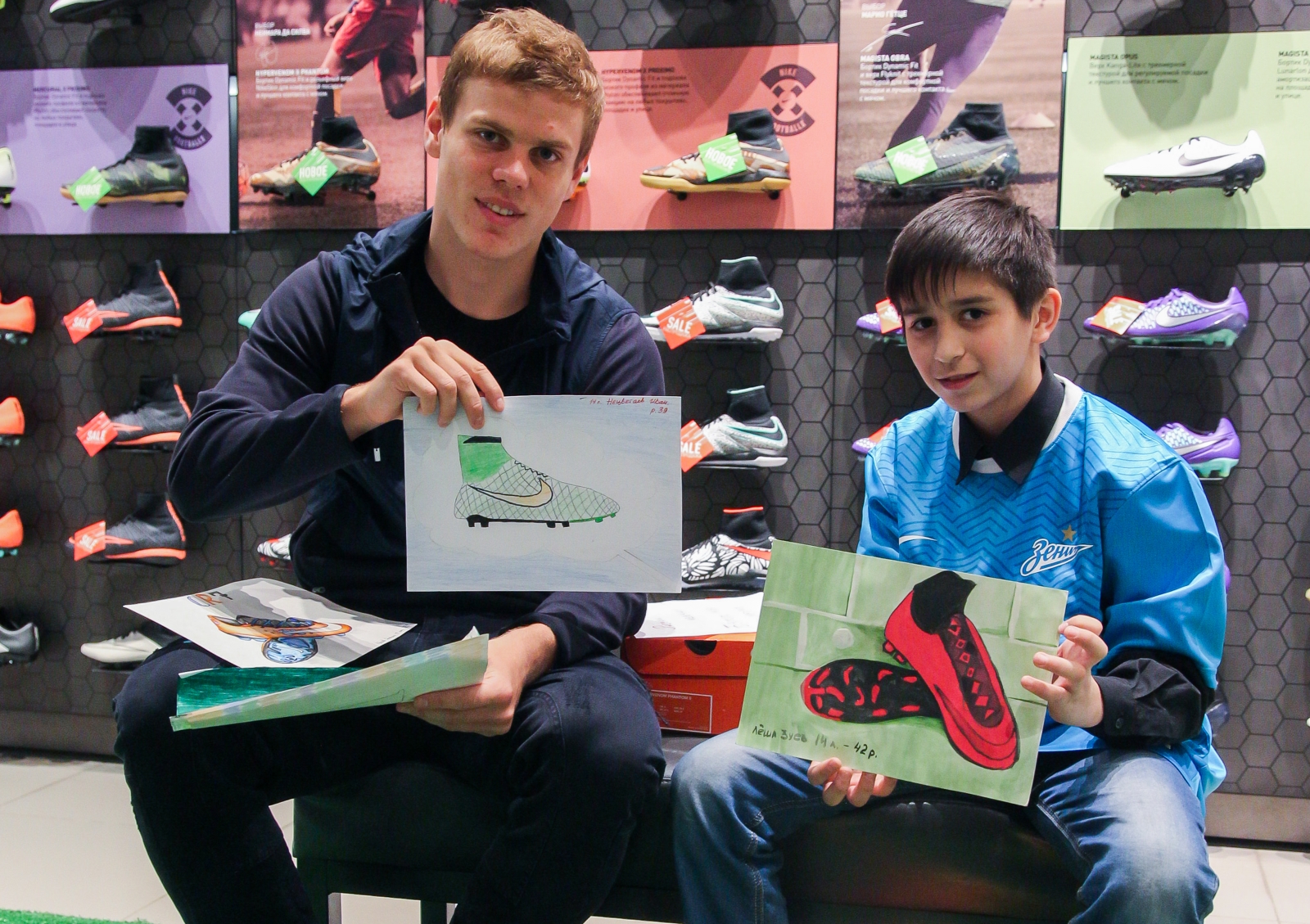 Александр Кокорин выбирает бутсы для воспитанника детдома Даниила Демина
