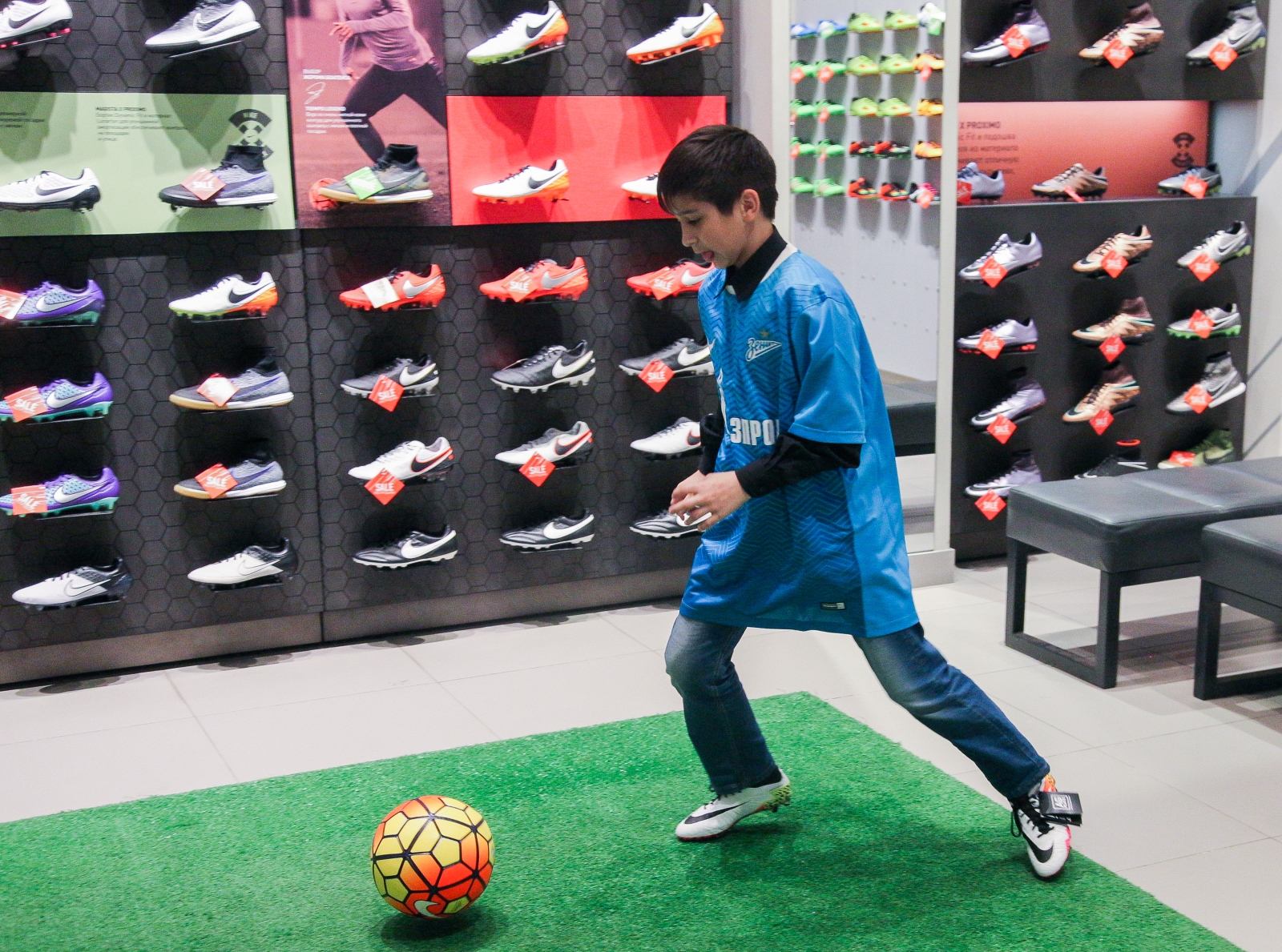 Александр Кокорин выбирает бутсы для воспитанника детдома Даниила Демина