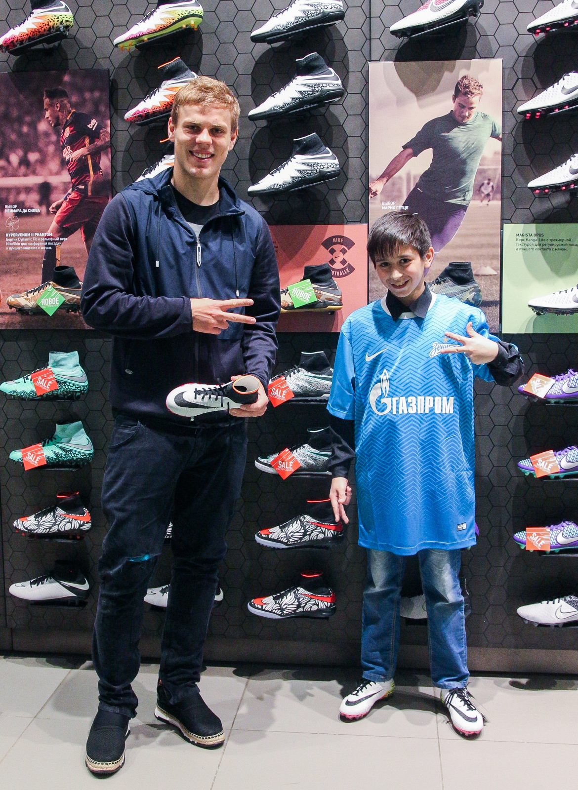 Александр Кокорин выбирает бутсы для воспитанника детдома Даниила Демина