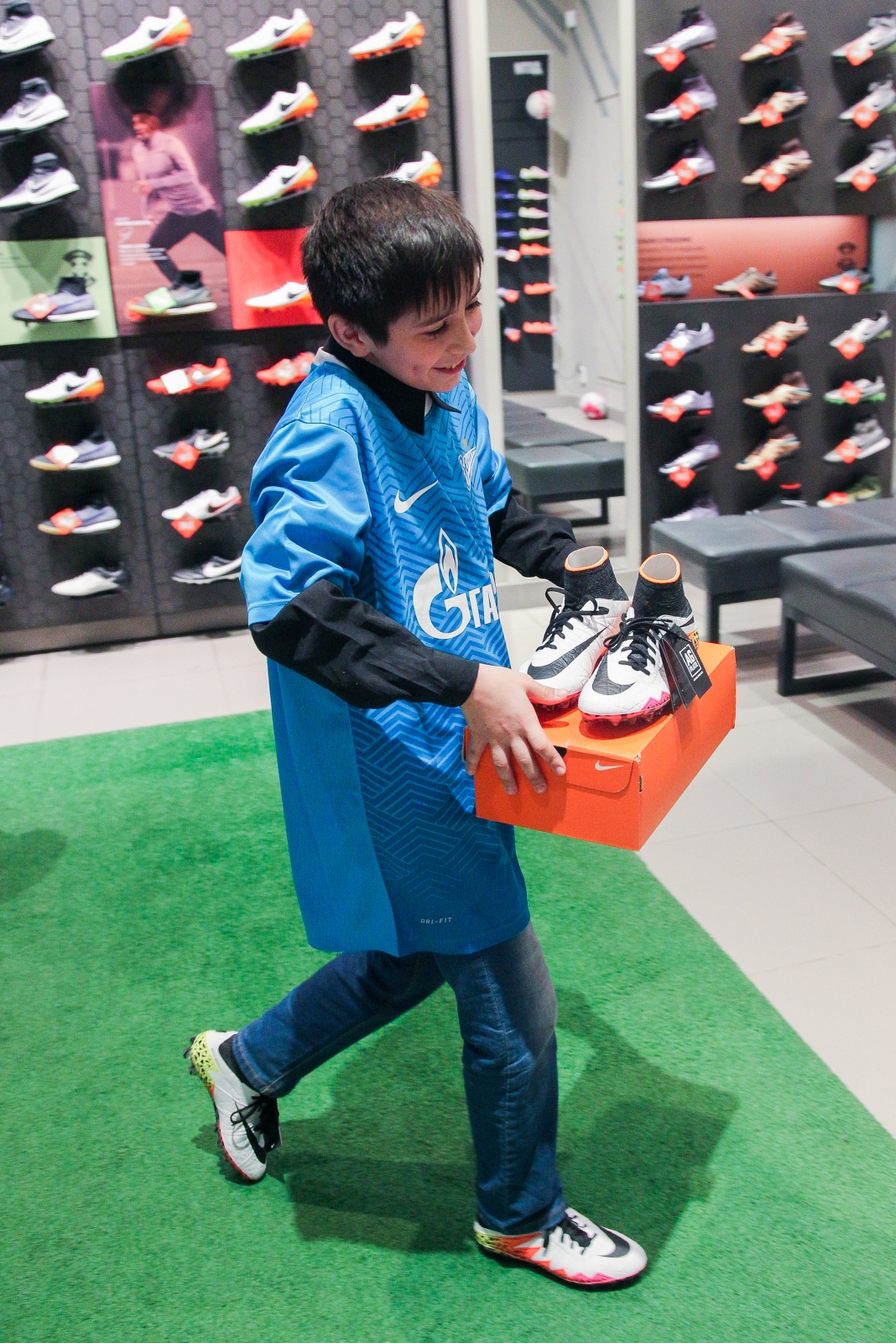 Александр Кокорин выбирает бутсы для воспитанника детдома Даниила Демина