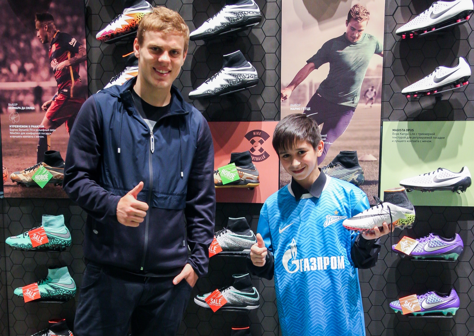 Александр Кокорин выбирает бутсы для воспитанника детдома Даниила Демина