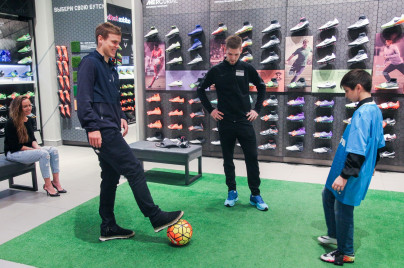Александр Кокорин выбирает бутсы для воспитанника детдома Даниила Демина