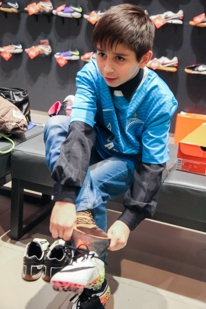 Александр Кокорин выбирает бутсы для воспитанника детдома Даниила Демина