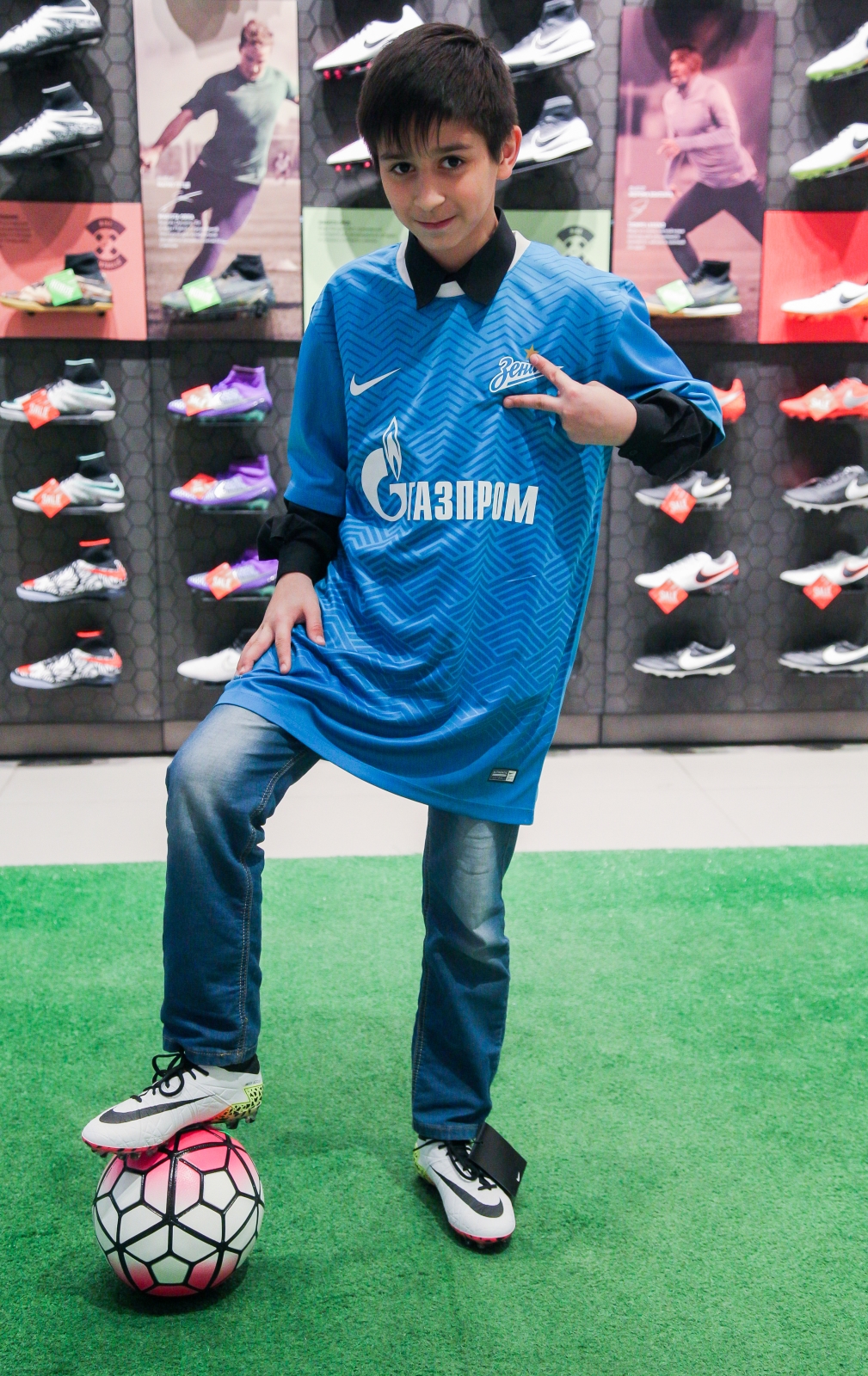 Александр Кокорин выбирает бутсы для воспитанника детдома Даниила Демина