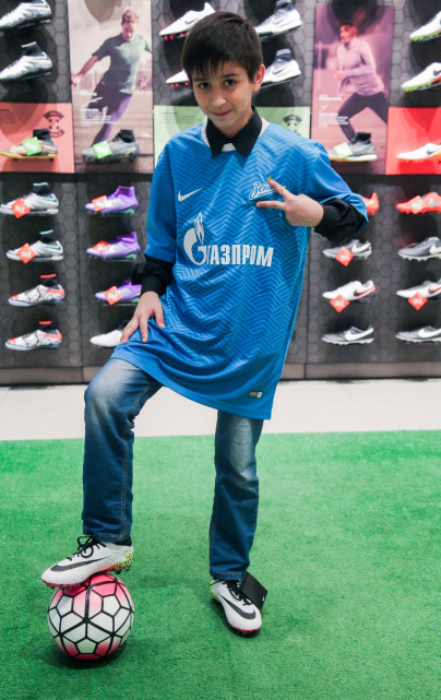 Александр Кокорин выбирает бутсы для воспитанника детдома Даниила Демина