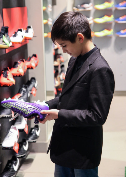 Александр Кокорин выбирает бутсы для воспитанника детдома Даниила Демина