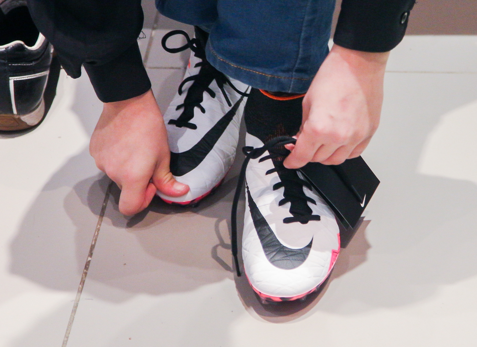 Александр Кокорин выбирает бутсы для воспитанника детдома Даниила Демина