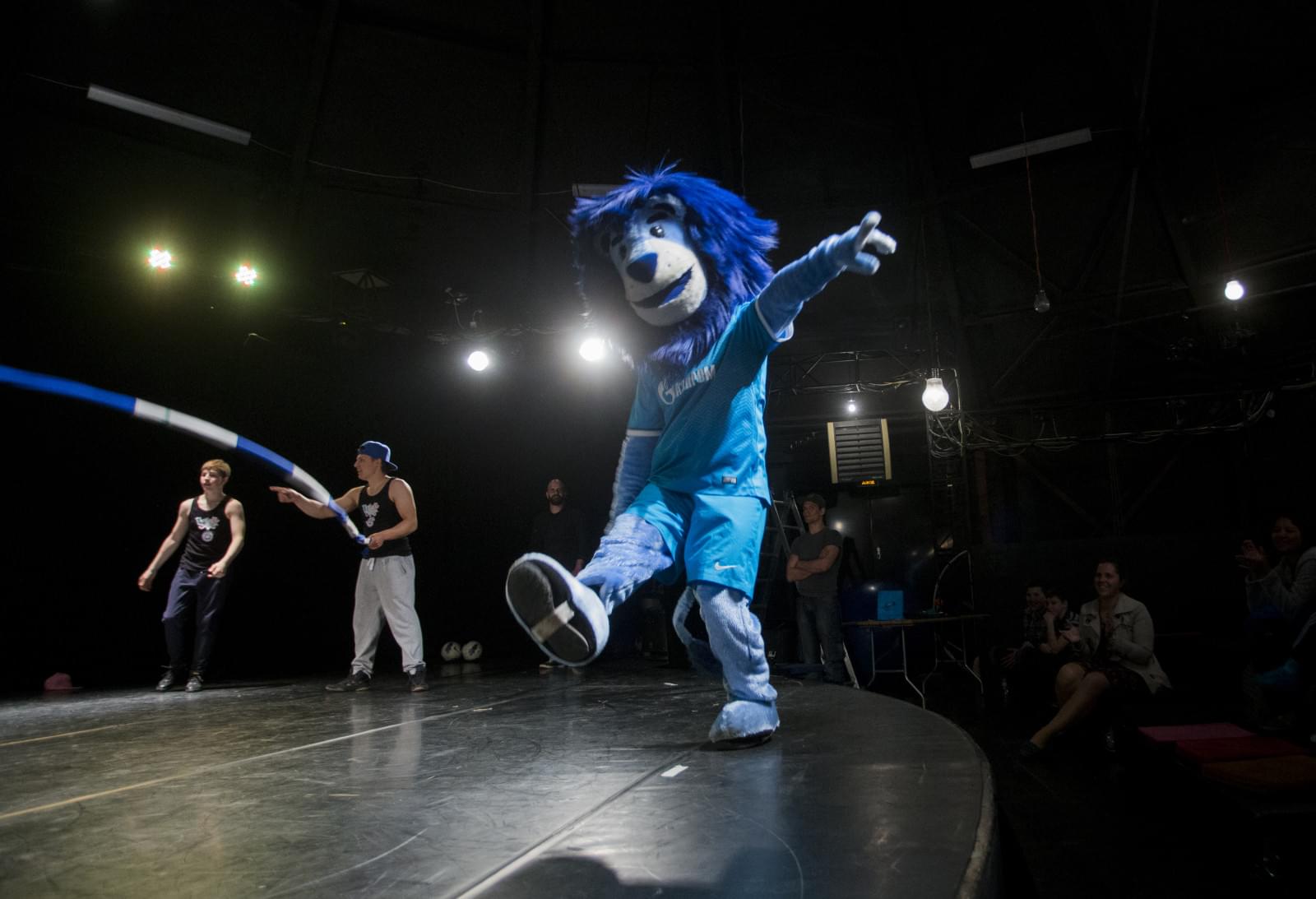 Давай-давай!»: Доменико Кришито поработал цирковым артистом