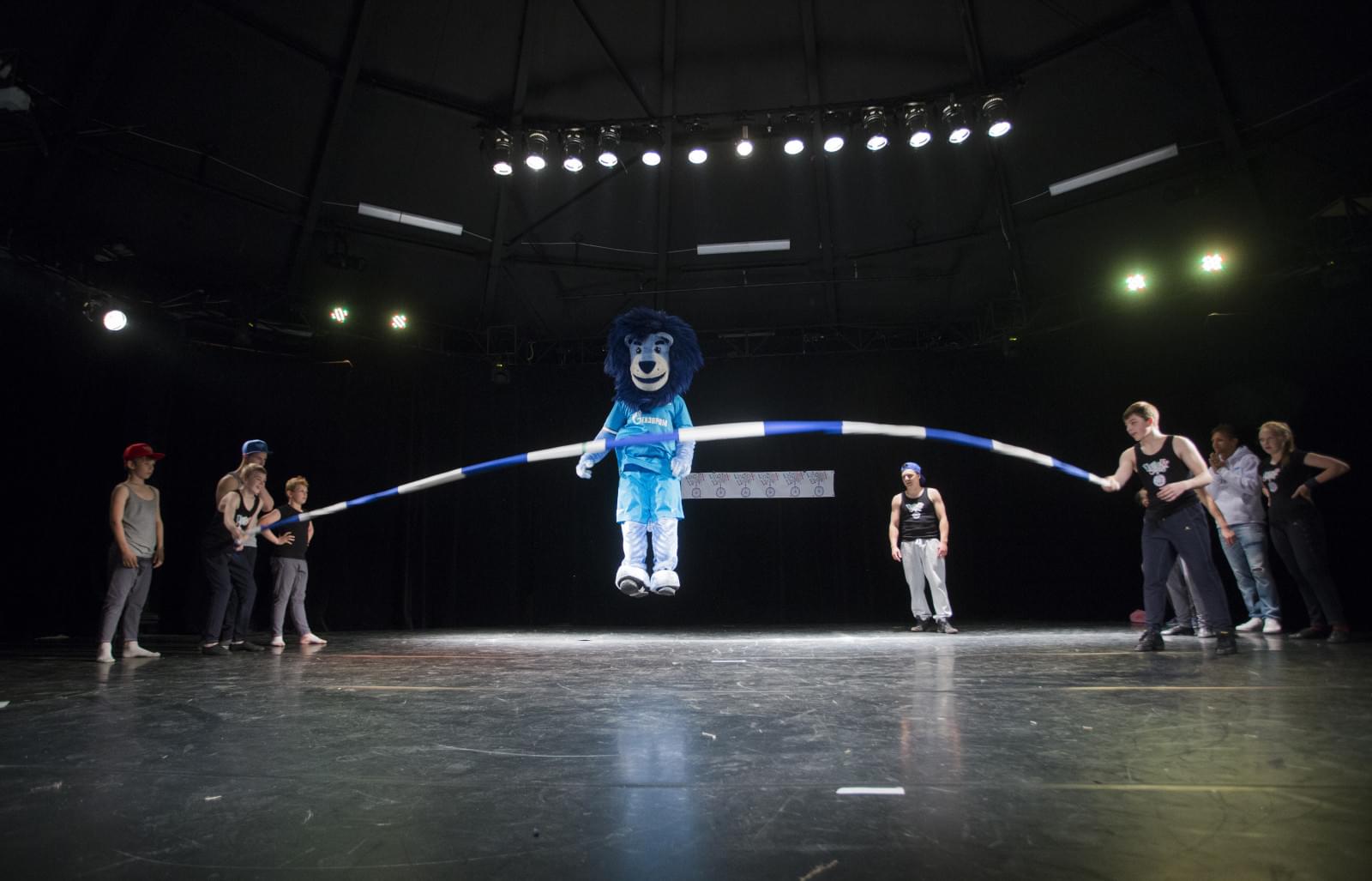 Давай-давай!»: Доменико Кришито поработал цирковым артистом