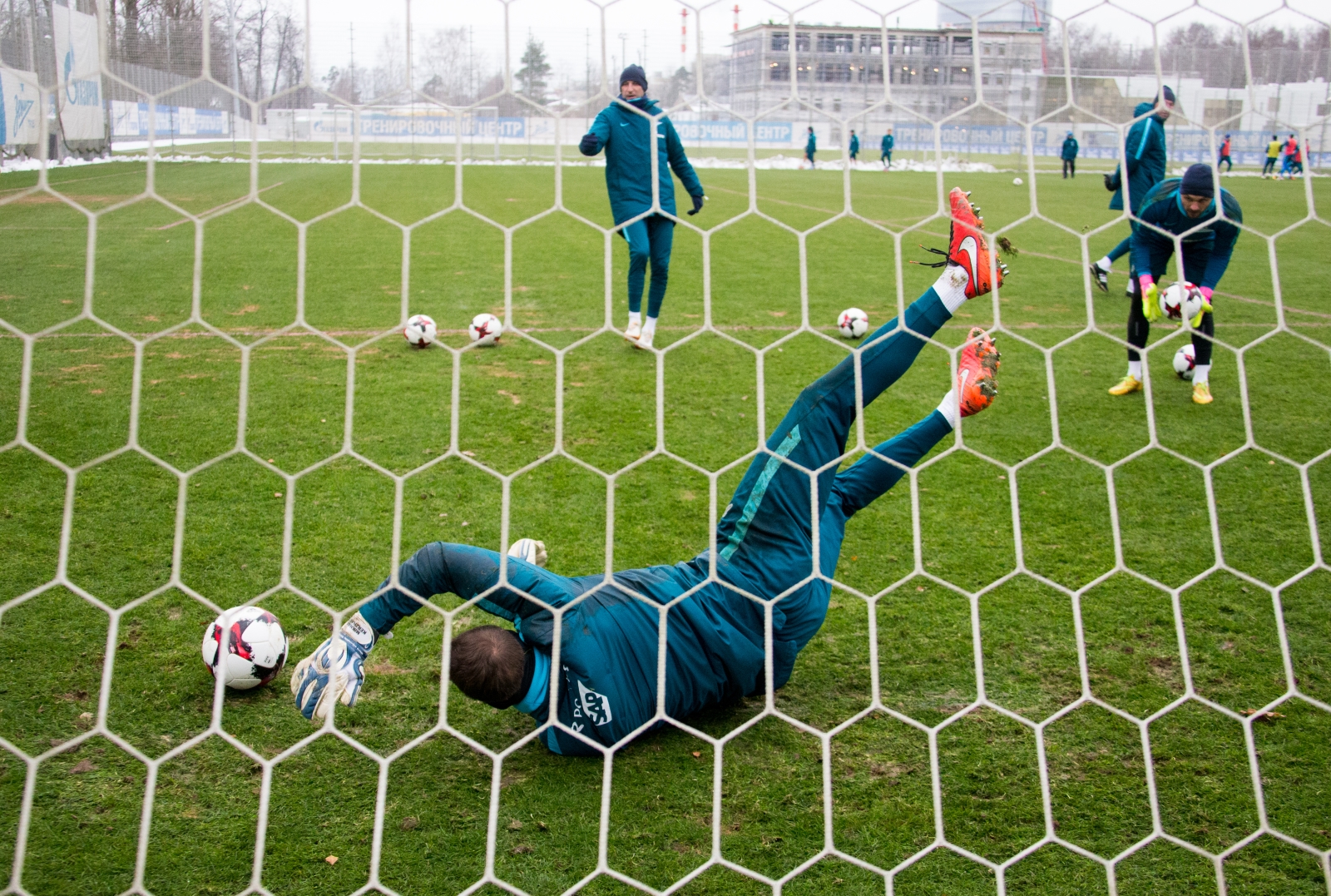 Тренировка сине-бело-голубых перед матчем с «Крыльями Советов»: фоторепортаж из «Газпром — тренировочного центра»