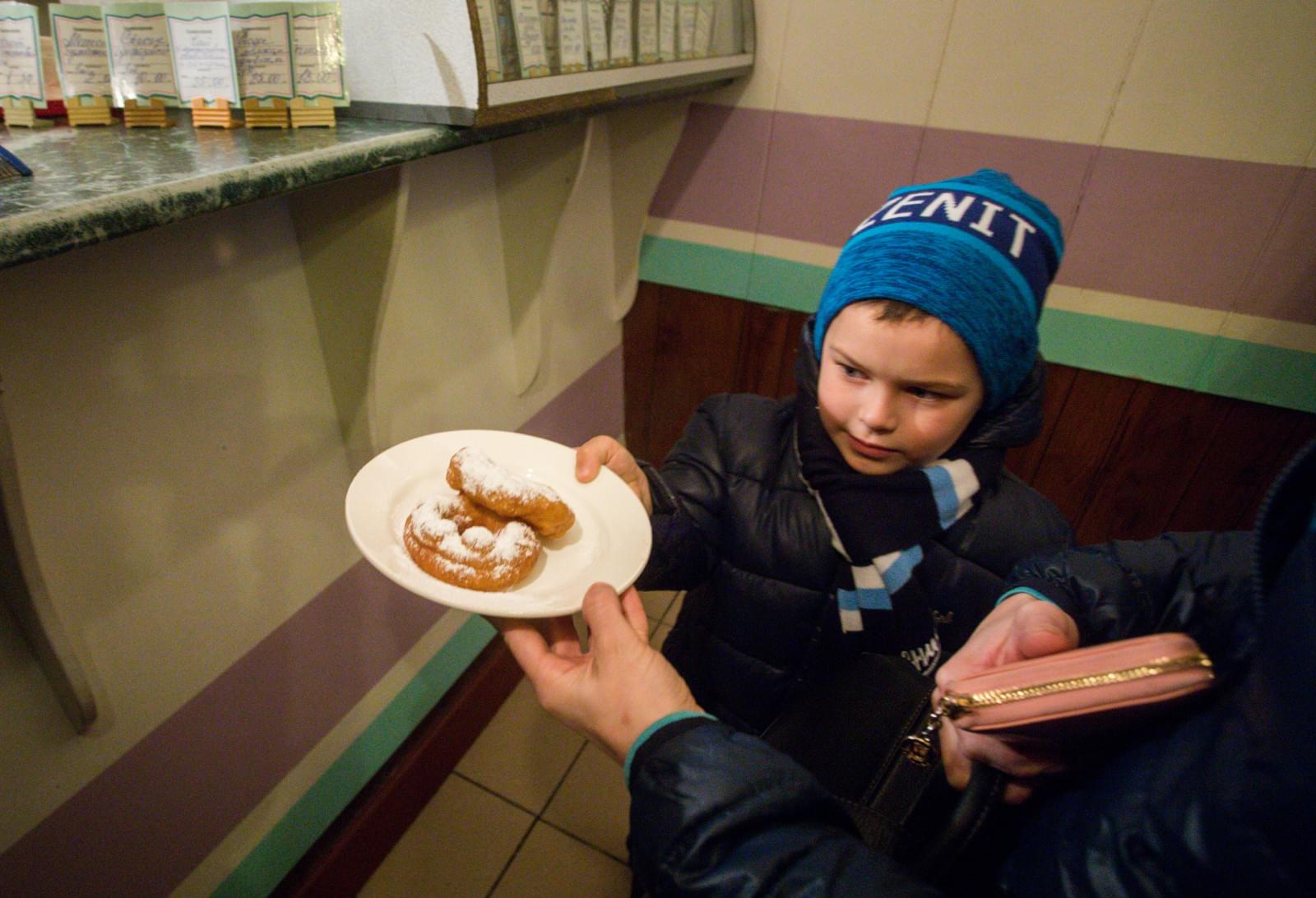 «Давай-давай!»: Александр Кокорин стал продавцом пышек