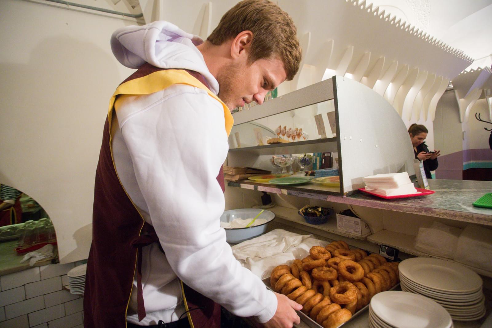 «Давай-давай!»: Александр Кокорин стал продавцом пышек