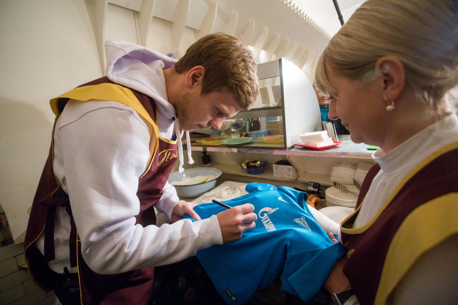 «Давай-давай!»: Александр Кокорин стал продавцом пышек