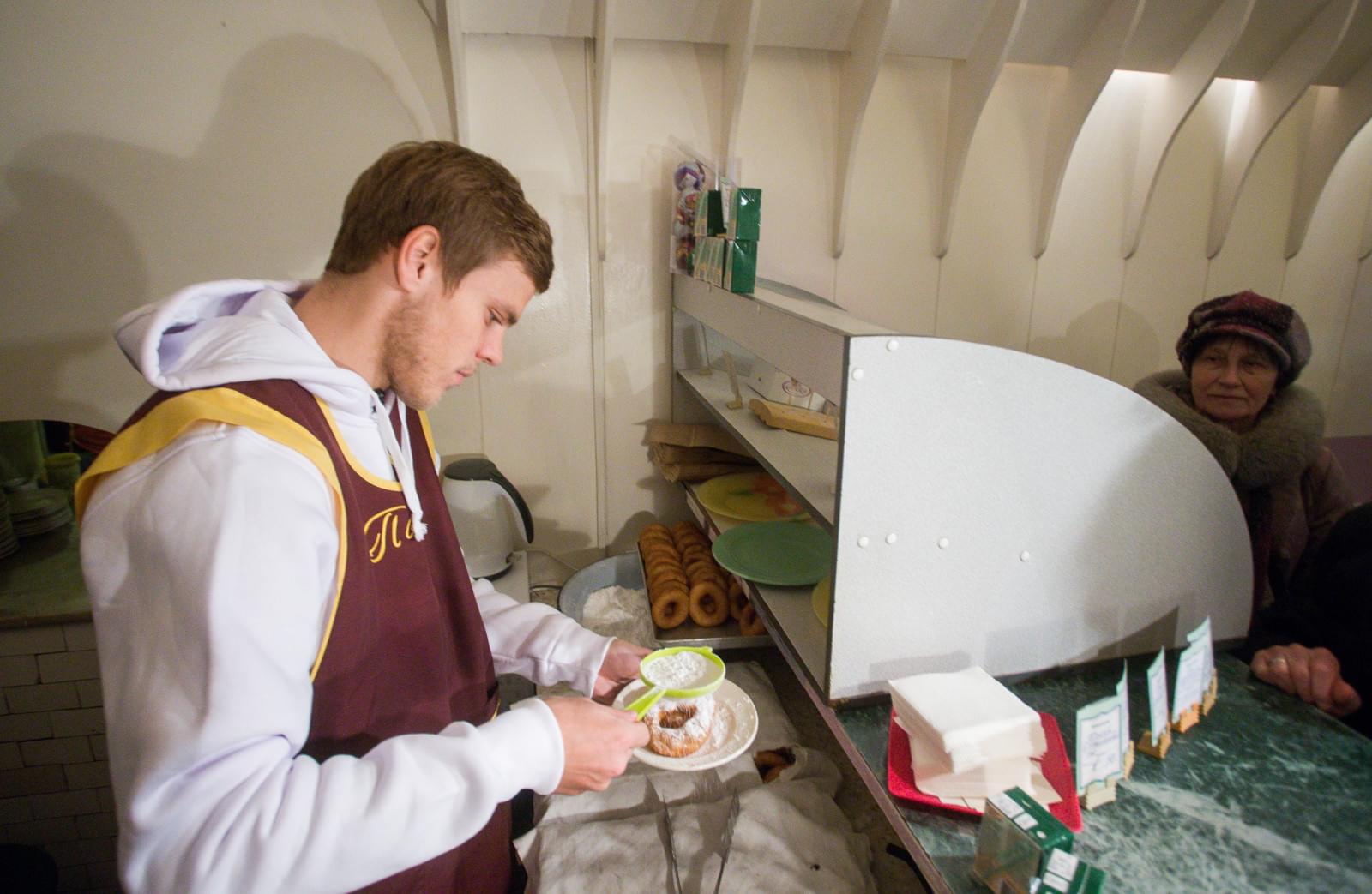 «Давай-давай!»: Александр Кокорин стал продавцом пышек