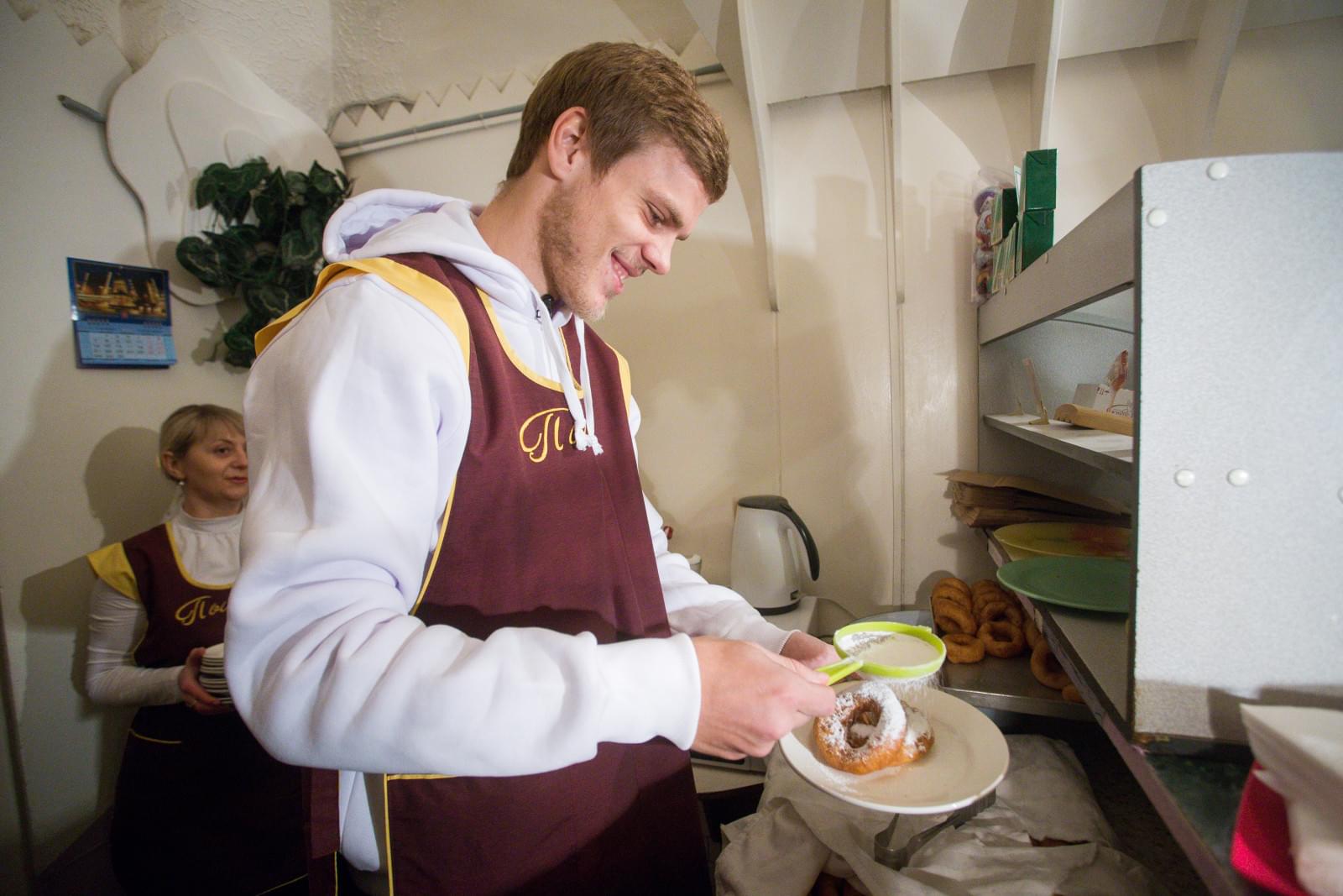 «Давай-давай!»: Александр Кокорин стал продавцом пышек