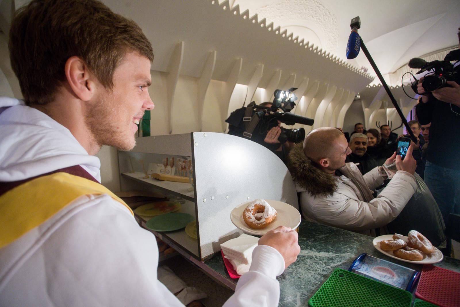 «Давай-давай!»: Александр Кокорин стал продавцом пышек