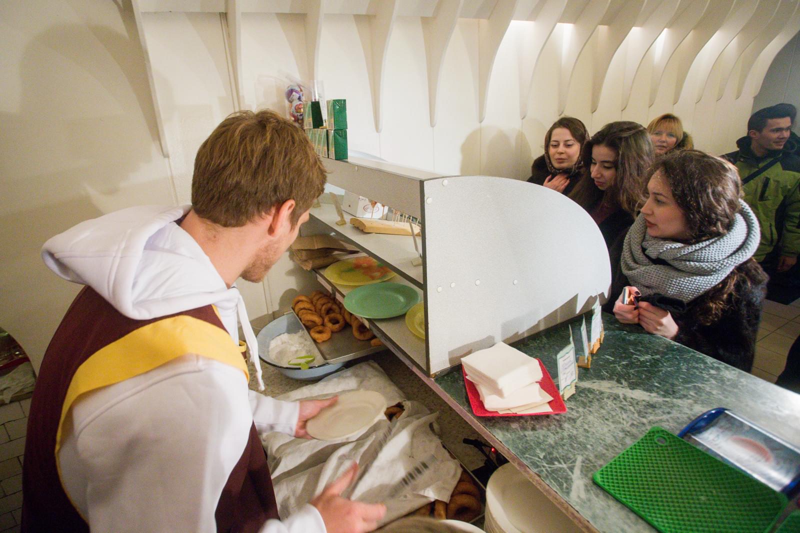 «Давай-давай!»: Александр Кокорин стал продавцом пышек