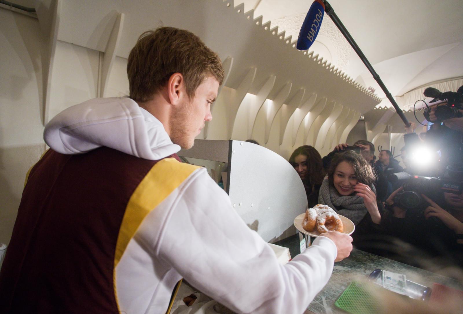 «Давай-давай!»: Александр Кокорин стал продавцом пышек