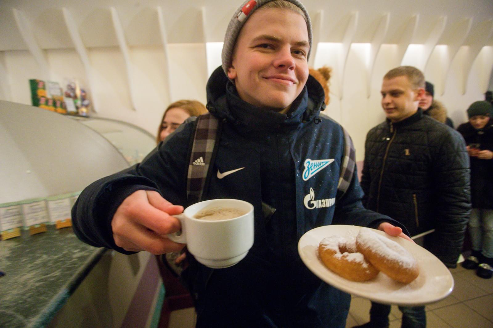 «Давай-давай!»: Александр Кокорин стал продавцом пышек